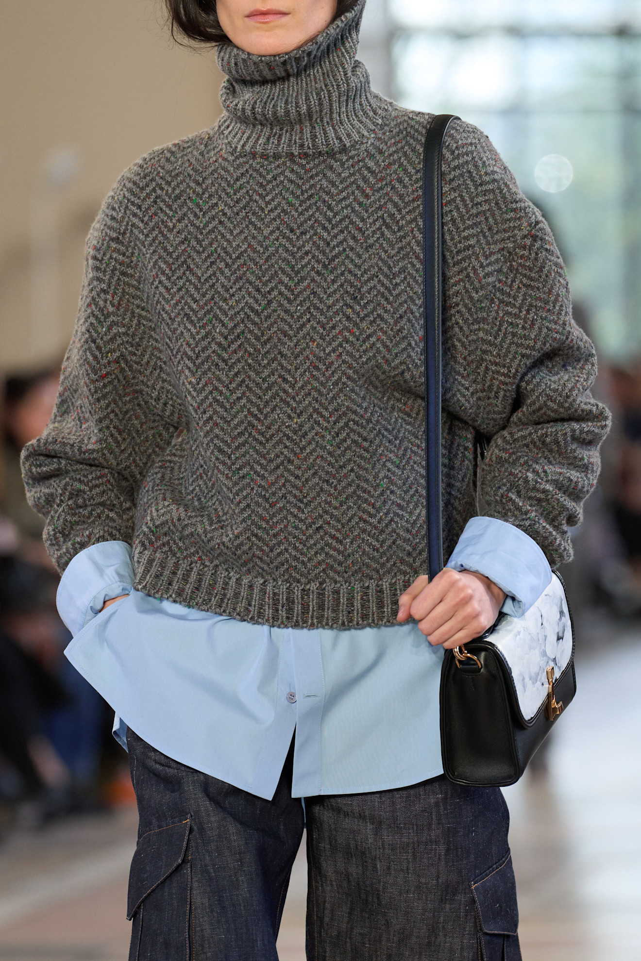 Grauer Pullover mit hohem Rollkragen von Gabriela Hearst
