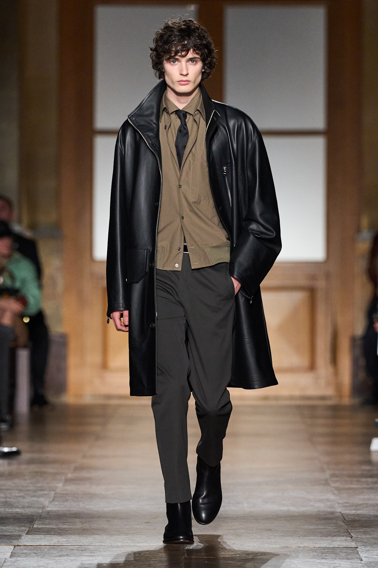 Langer schwarzer Ledermantel von Hermès