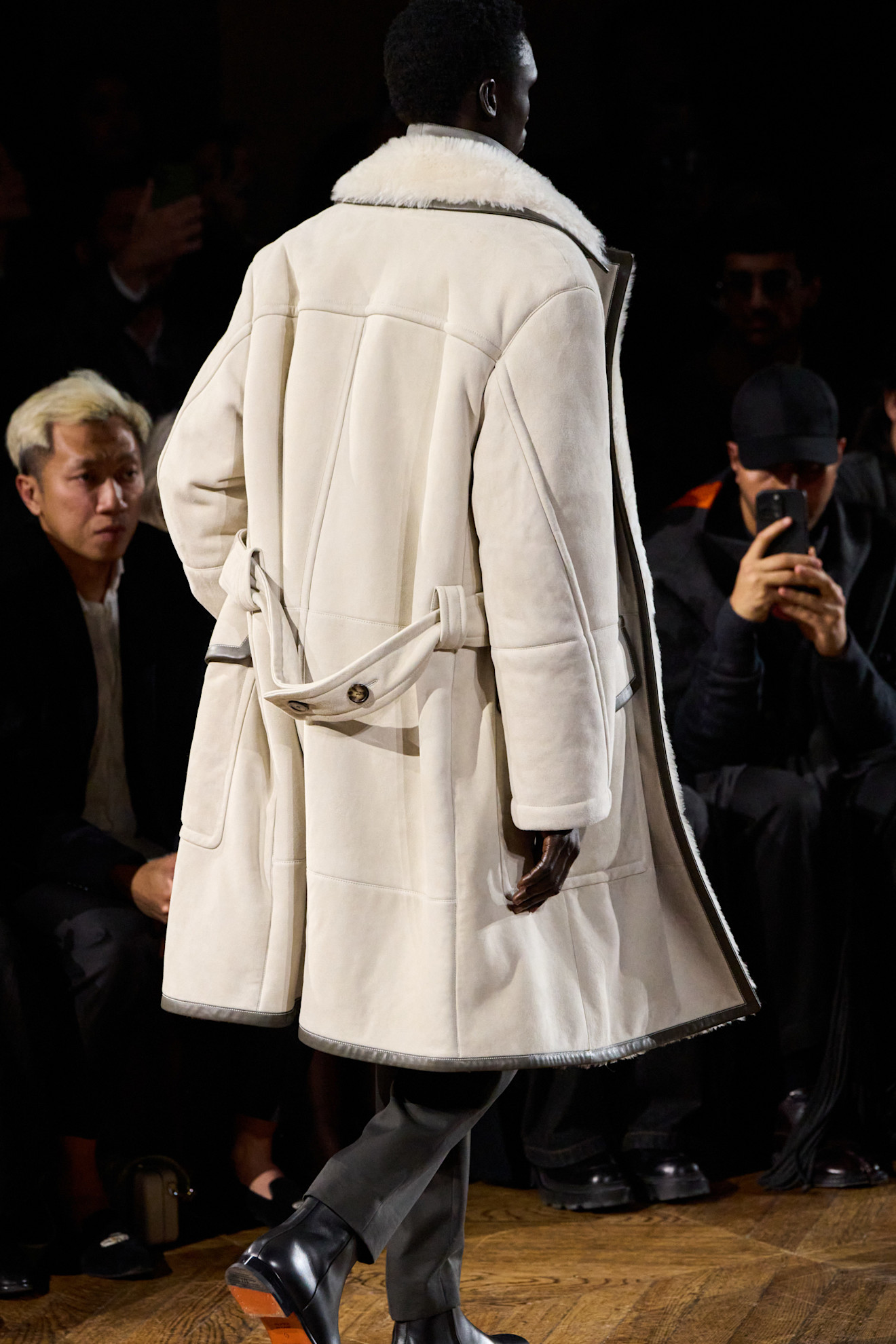 Mantel aus cremefarbenem Shearling von Hermès
