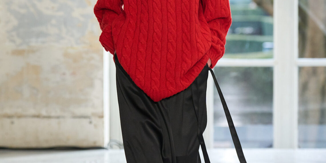 Roter Pullover mit extra hohem Kragen von Icicle