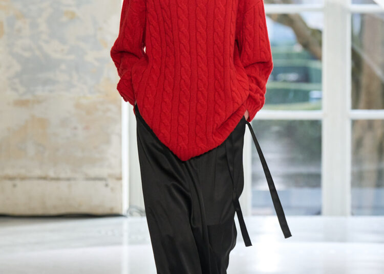 Roter Pullover mit extra hohem Kragen von Icicle