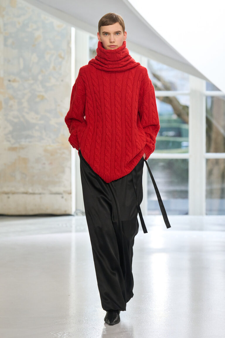Roter Pullover mit extra hohem Kragen von Icicle