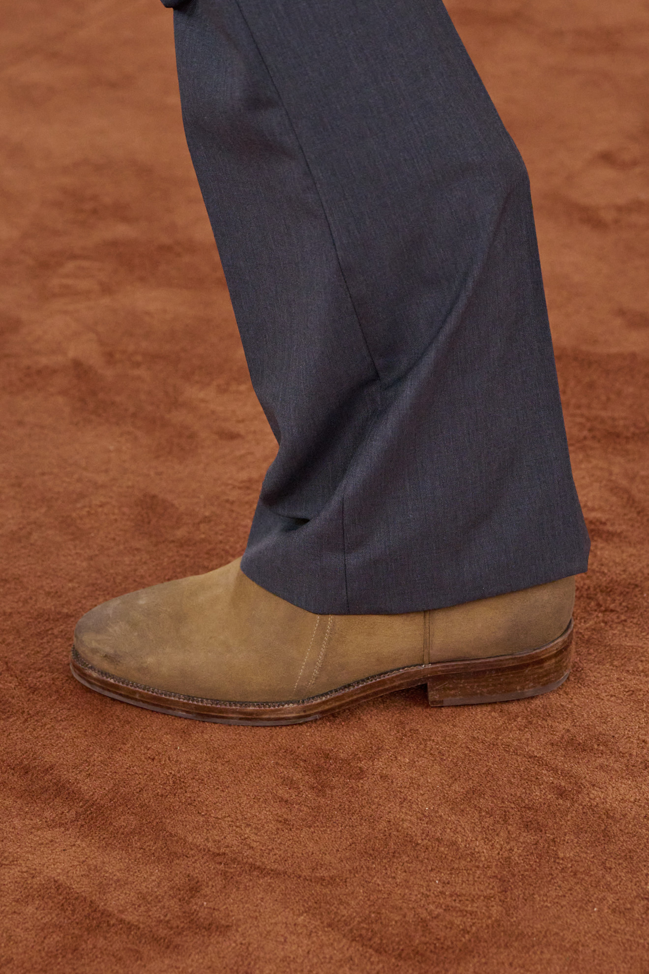 Western-Stiefel aus Wildleder zum Anzug von Jil Sander