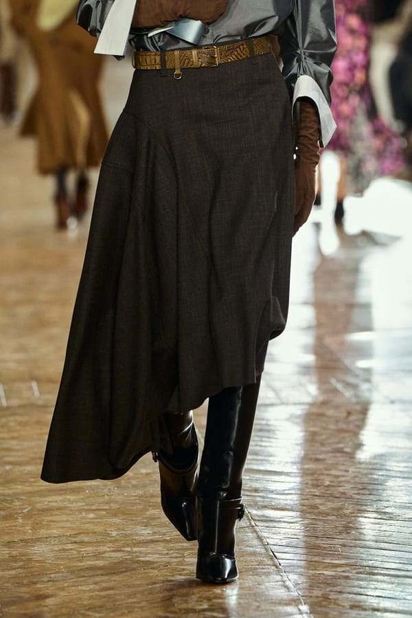Asymmetrischer Wollrock mit Stiefeln von Lanvin