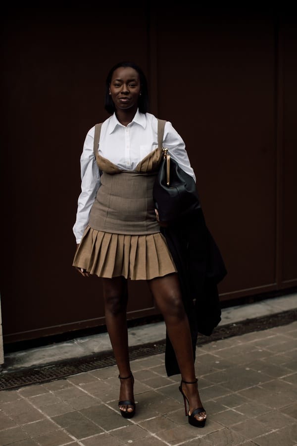 Beiger Faltenminirock mit Bustier-Top und weisser Bluse, Streetstyle London