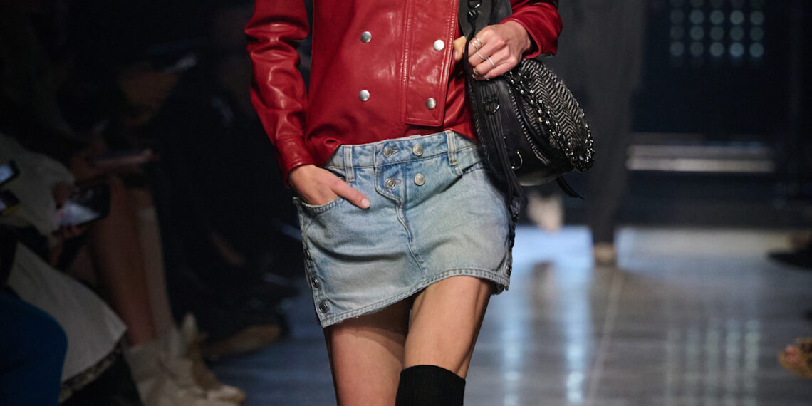 Stiefel mit Schlangen-Print zum Jeansrock von Isabel Marant