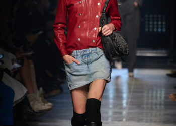 Stiefel mit Schlangen-Print zum Jeansrock von Isabel Marant