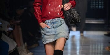 Stiefel mit Schlangen-Print zum Jeansrock von Isabel Marant
