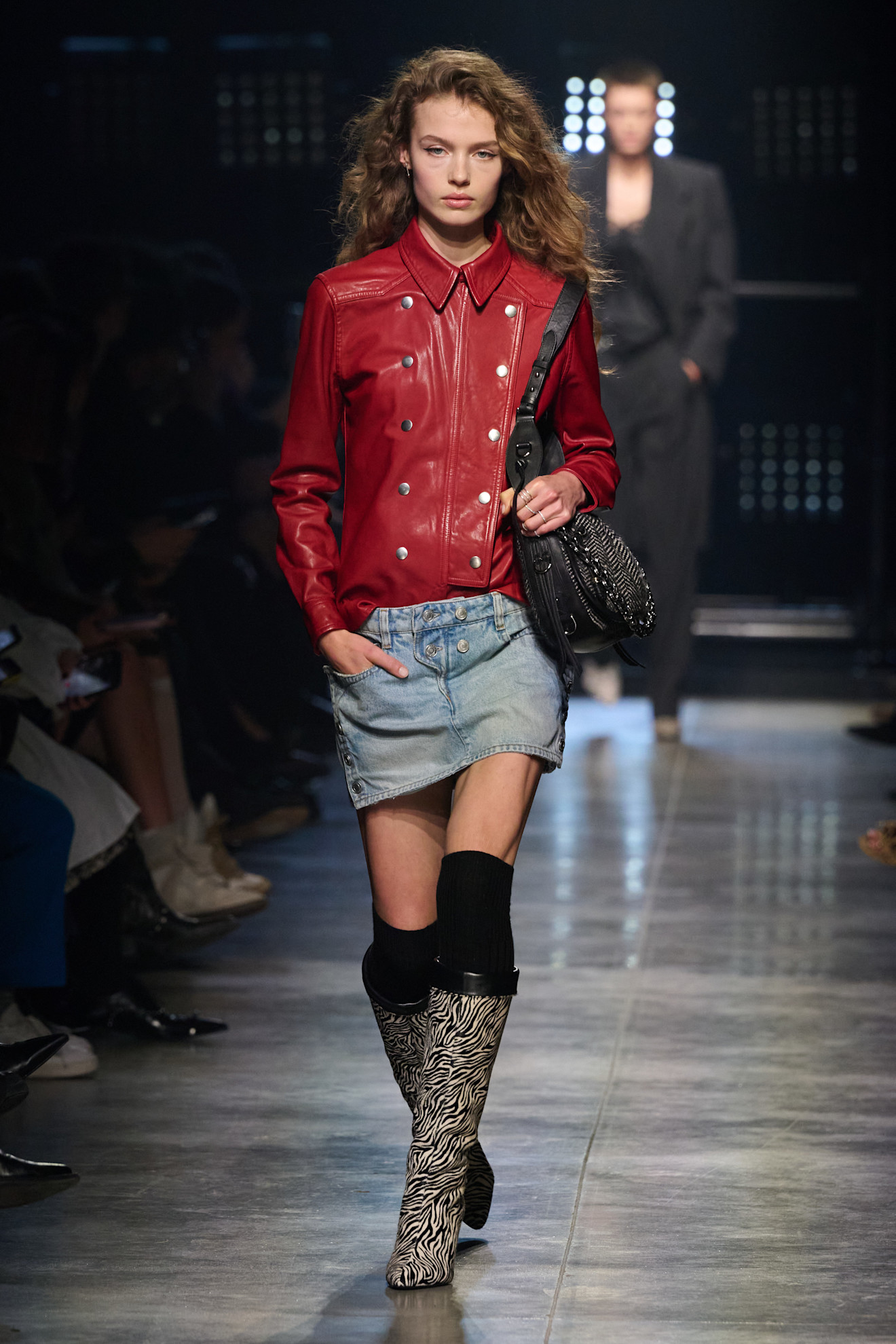 Stiefel mit Schlangen-Print zum Jeansrock von Isabel Marant