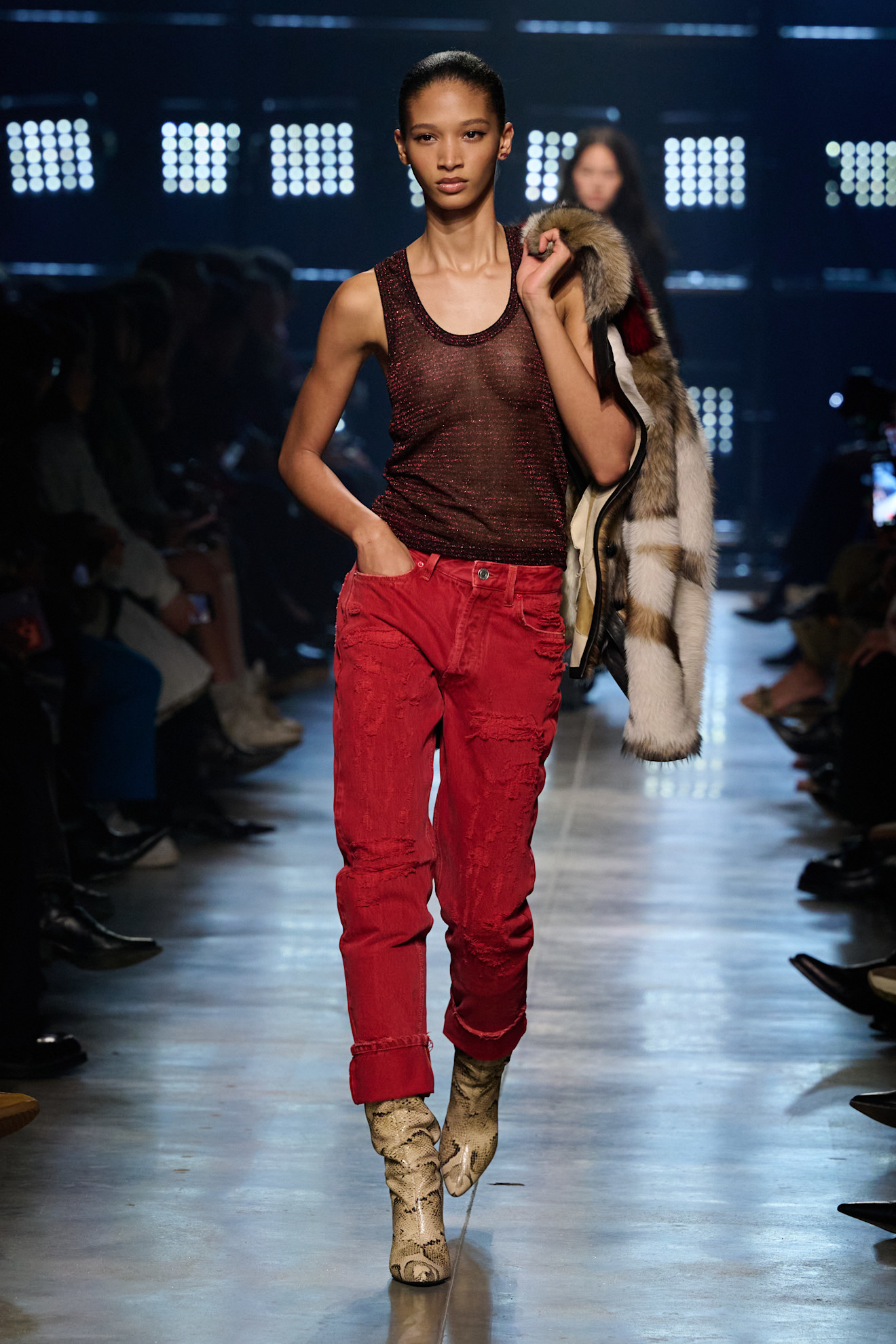 Stiefeletten mit Animal Print zur roten Hose von Isabel Marant