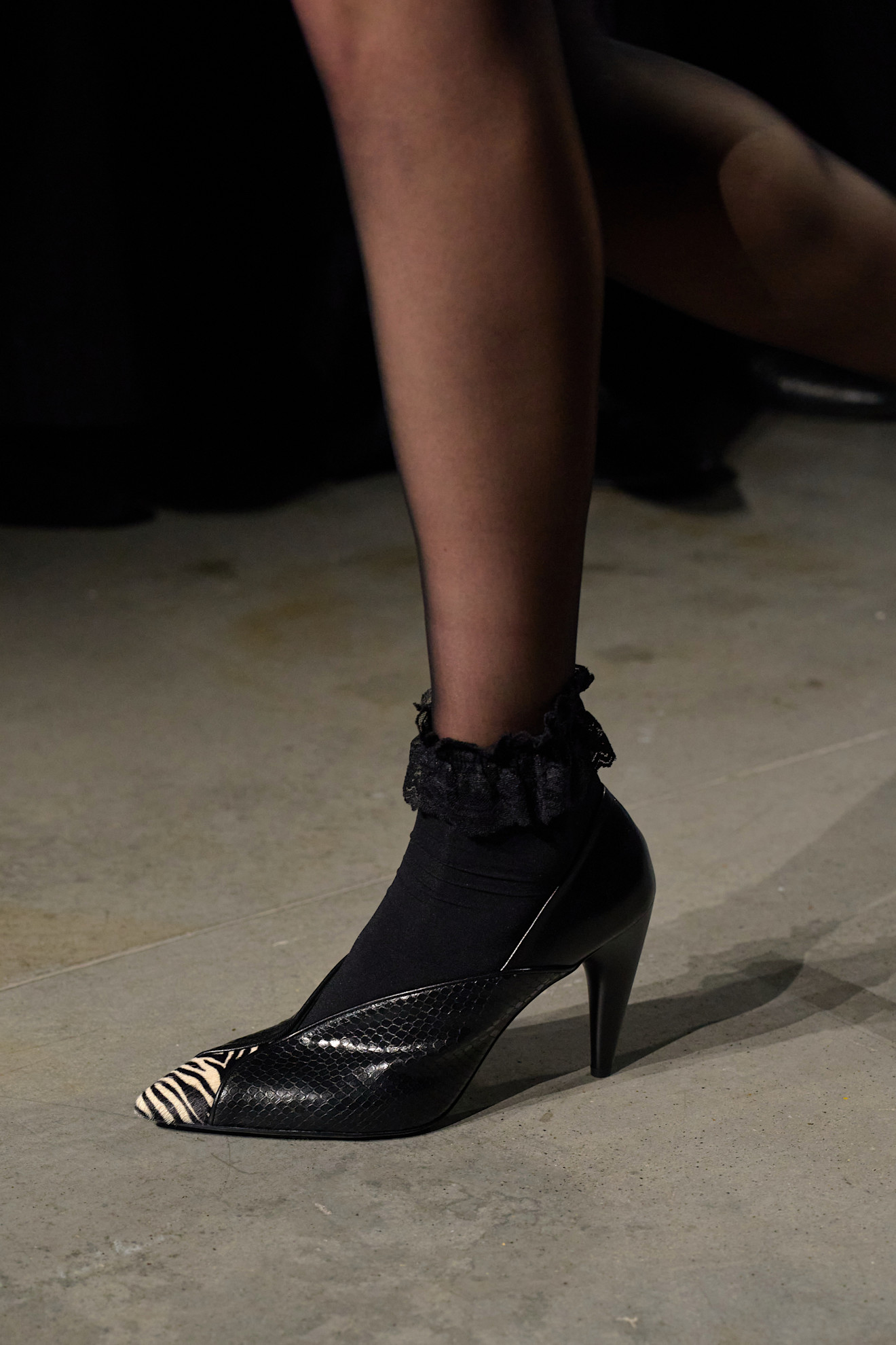 Schwarze Stiefelette mit Schlangen-Spitze von Isabel Marant