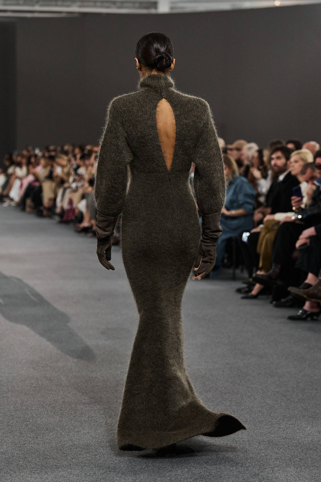 Bodenlanges Strickkleid mit Schlüsselloch-Ausschnitt am Rücken von Max Mara