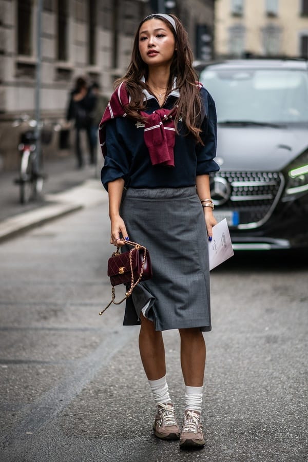 Grauer Rock mit Marine-Pullover und Sneakers, Streetstyle Mailand