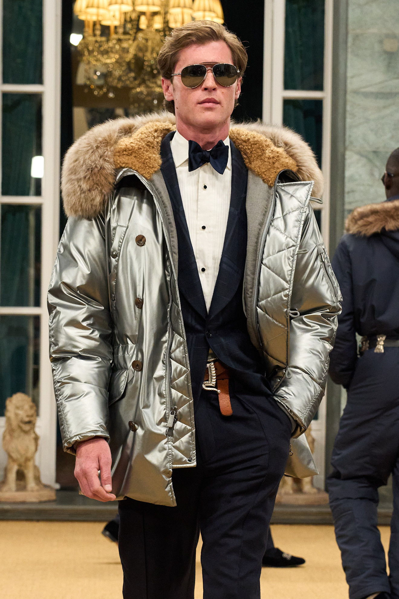 Silberne Daunenjacke mit Fellkapuze von Ralph Lauren