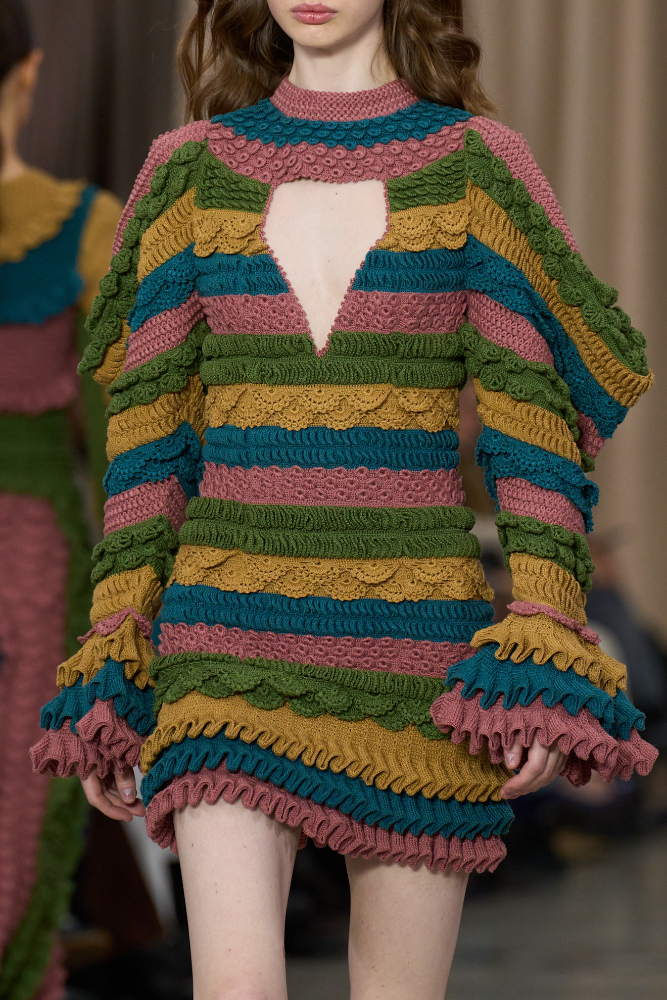 Farbig gestreiftes Strick-Minikleid mit Rüschen von Salinas