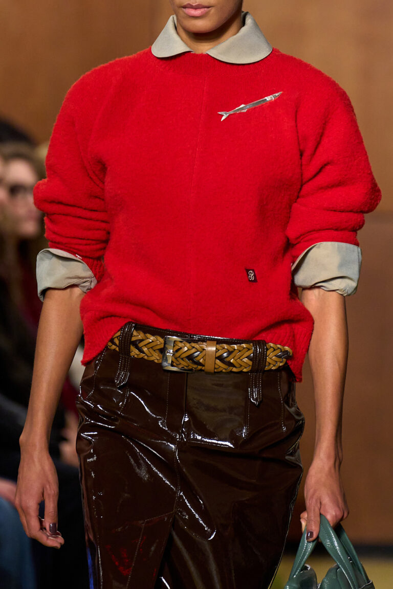 Roter Pullover mit breiten Schultern über Hemd von Tory Burch