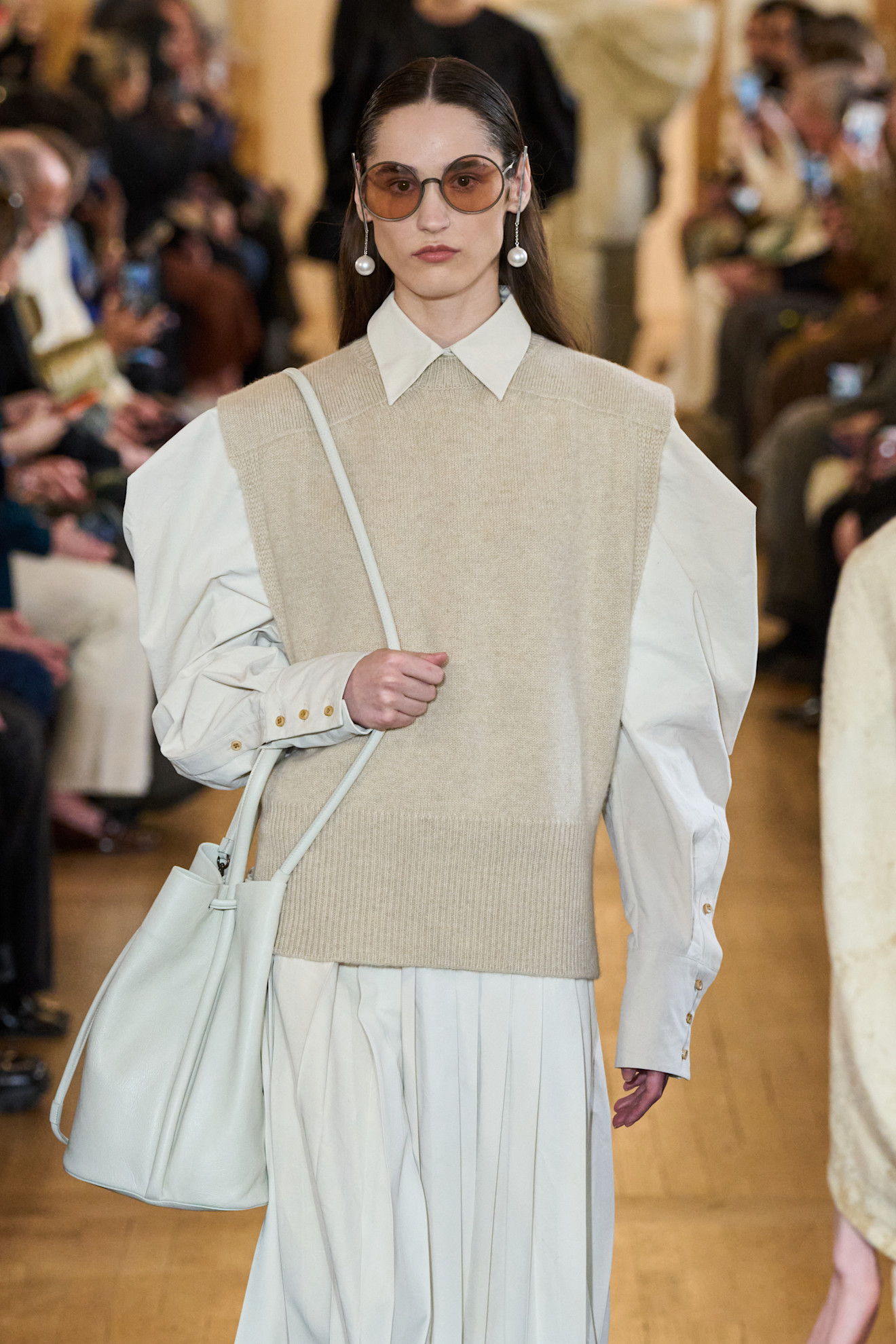 Beige Strickweste über weissem Hemd von Uma Wang