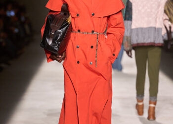 Oranger Trenchcoat mit Cape-Element von Dries Van Noten