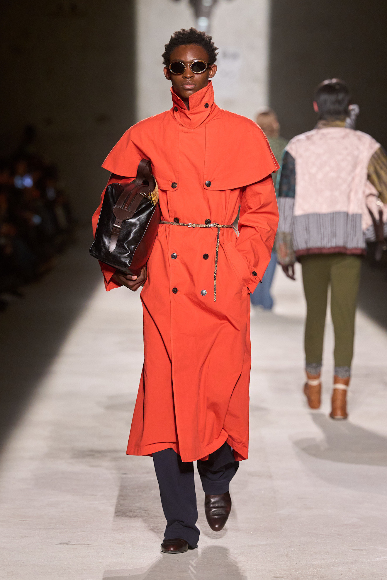 Oranger Trenchcoat mit Cape-Element von Dries Van Noten