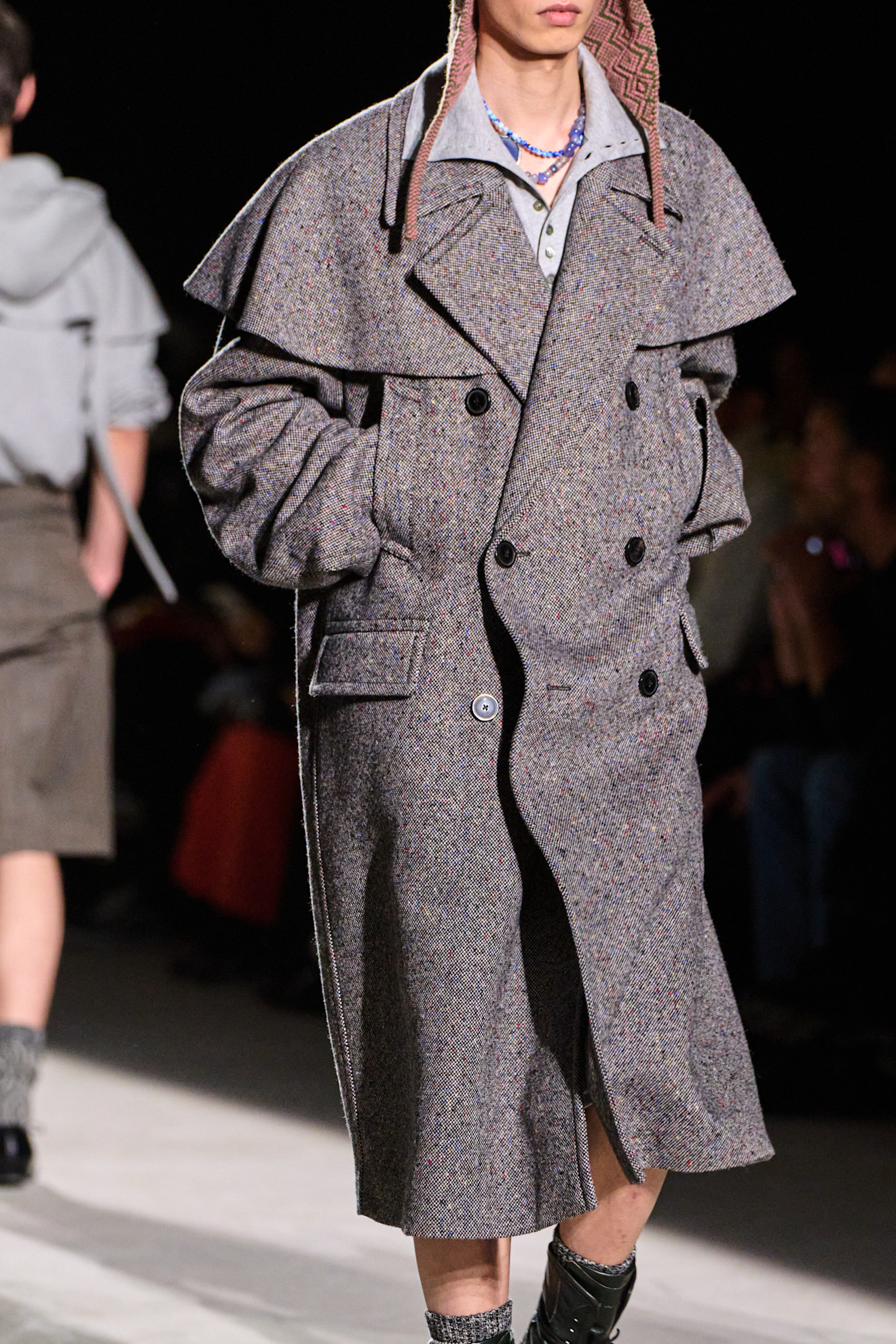 Grauer Wollmantel mit Cape von Dries Van Noten