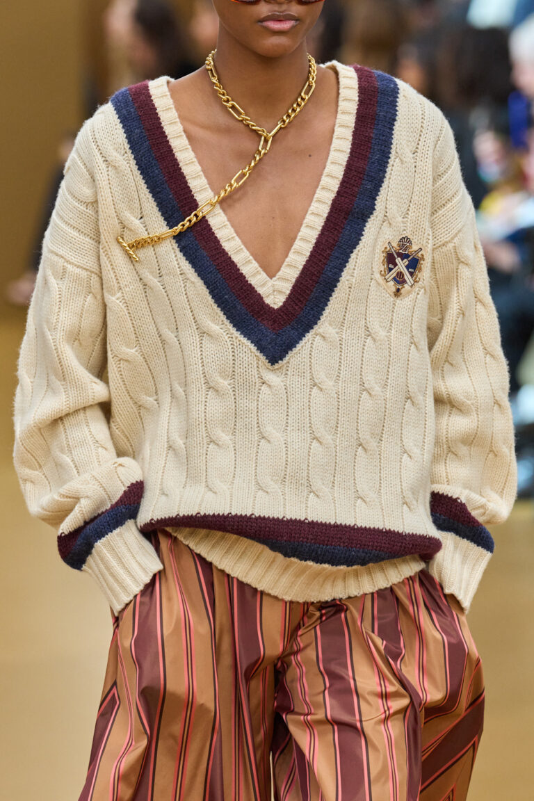 Cremefarbener Pullover mit tiefem V-Ausschnitt von Zimmermann